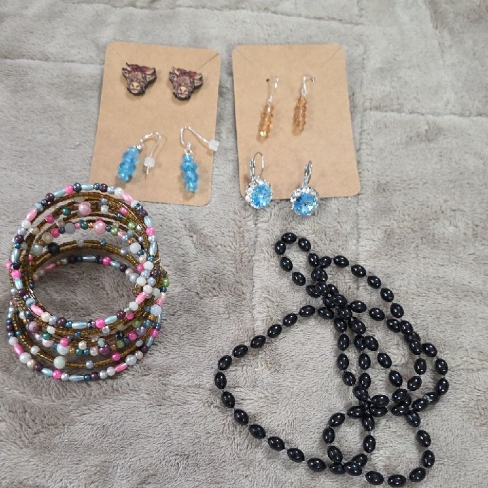 Fashion Jewelry Bundle(6) Bracelate Necklace Earrings Highland Cow Beaded GUC